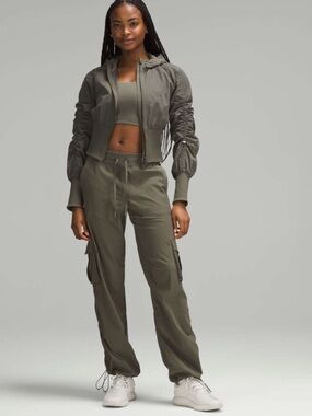Lululemon Dance Studio Relaxed-Fit Mid-Rise Cargo Pant Army Green size Medium